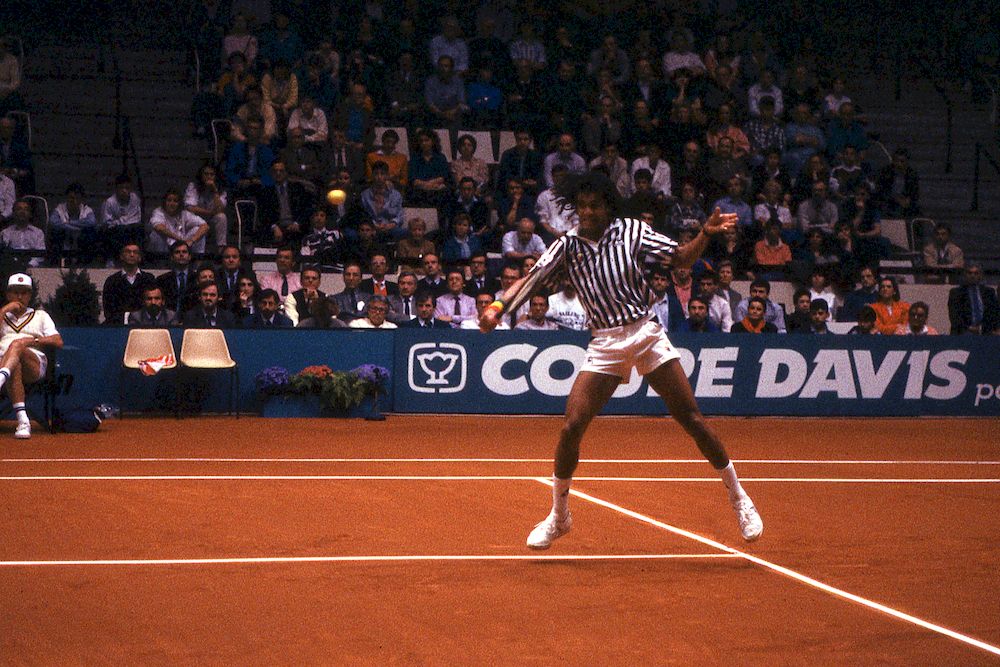 Yannick Noah porte l'équipe de France de Coupe Davis, en avril 1988