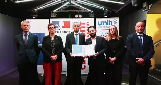 Signature du Pacte de la Nuit à Clermont-Ferrand par des élus et partenaires, notamment Préfecture du Puy-de-Dôme et UMIH 63.