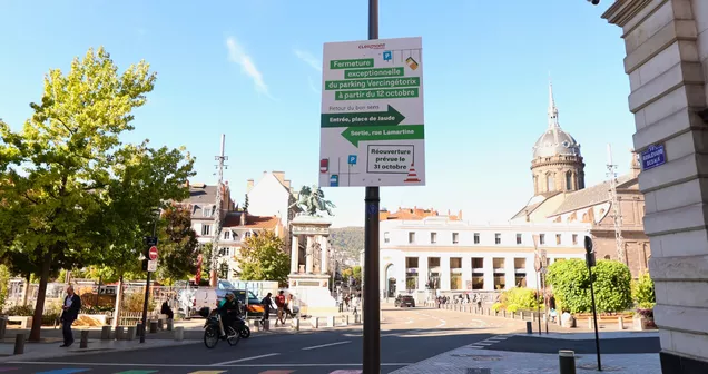 Panneau d'information Mairie Clermont-Ferrand : fermeture exceptionnelle du parking Vercingétorix à la Place de Jaude, réouverture le 31 octobre.