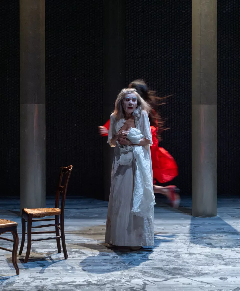 La-Maison-de-Bernarda-Alba-credit-Martin-Argyroglo