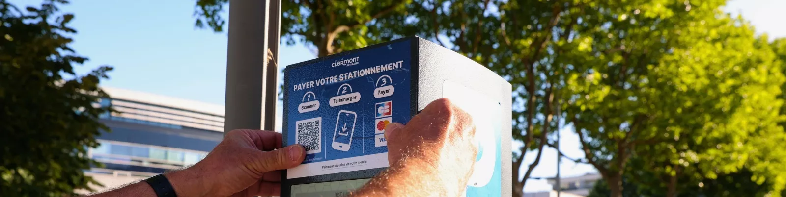 Sticker du changement d'application mobile pour le stationnement à Clermont-Ferrand