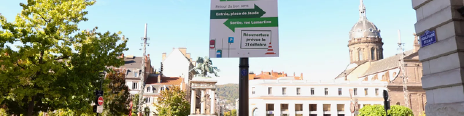 Panneau d'information Mairie Clermont-Ferrand : fermeture exceptionnelle du parking Vercingétorix à la Place de Jaude, réouverture le 31 octobre.